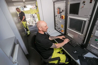 Fallrohrreinigung an einem Regenfallrohr